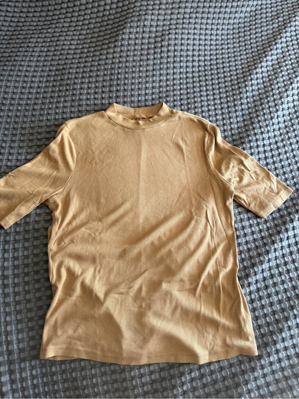 Short-Sleeve Mock Neck Shirt in Camel